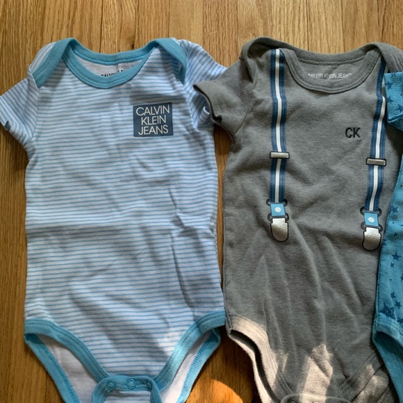 Calvin Klein Jeans 4 Pack Onesies - Picture 2 of 7